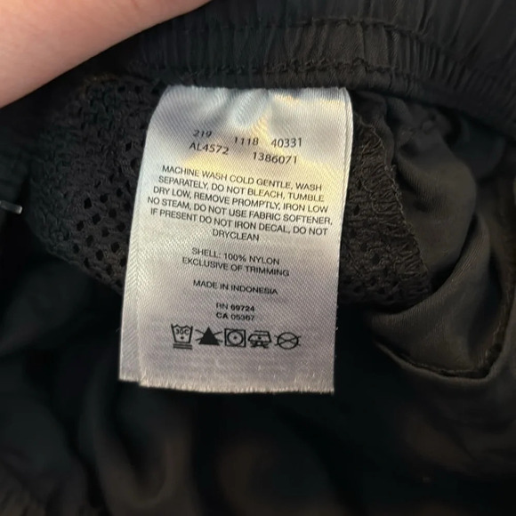 Columbia women’s black 100% nylons 5.5” inseam shorts size medium - Picture 8 of 8